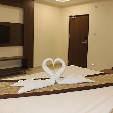 Hotel Grand Gayathri Khammam Экстерьер фото