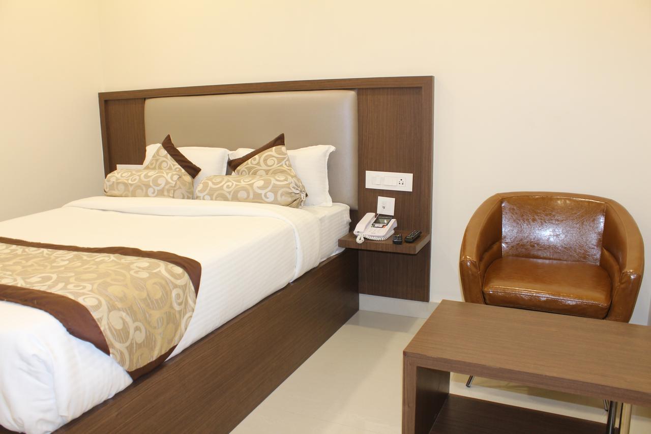 Hotel Grand Gayathri Khammam Экстерьер фото