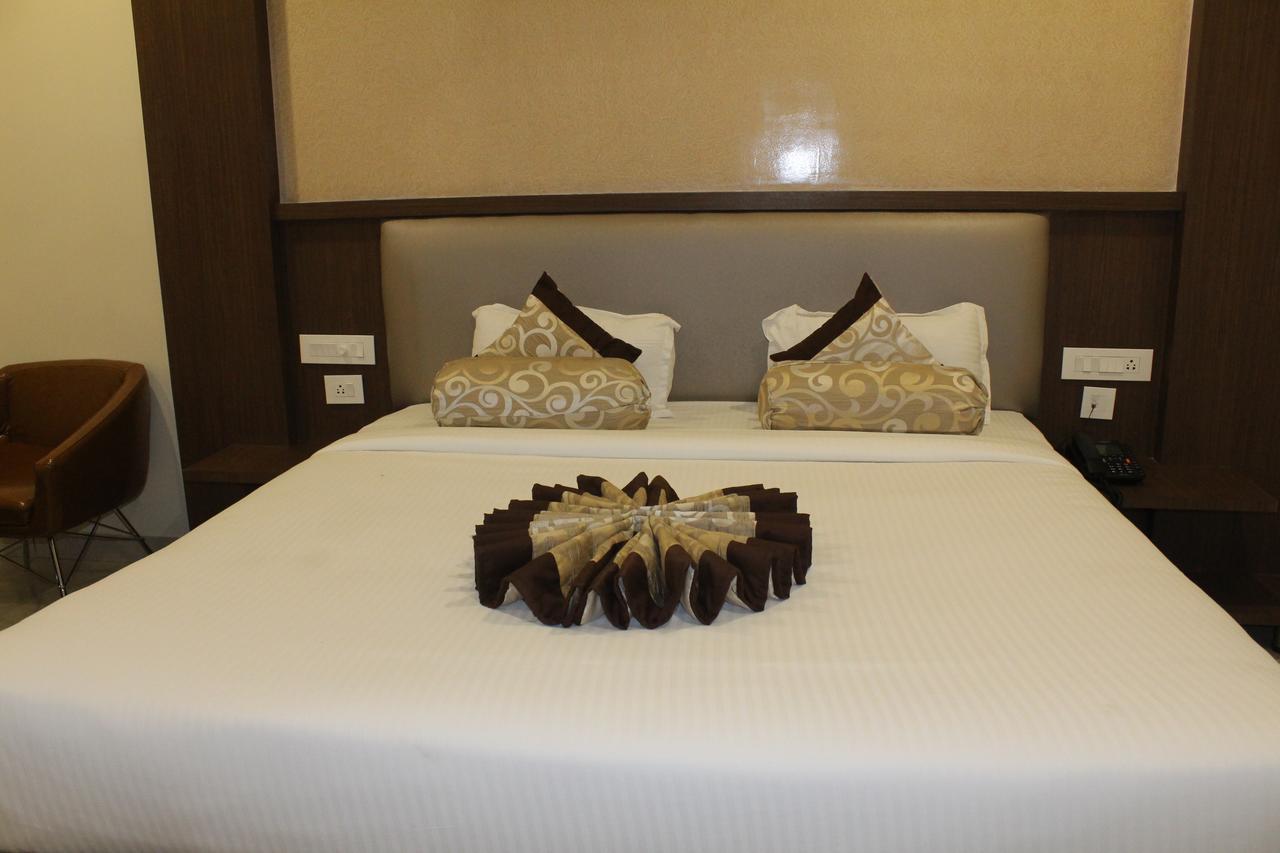 Hotel Grand Gayathri Khammam Экстерьер фото