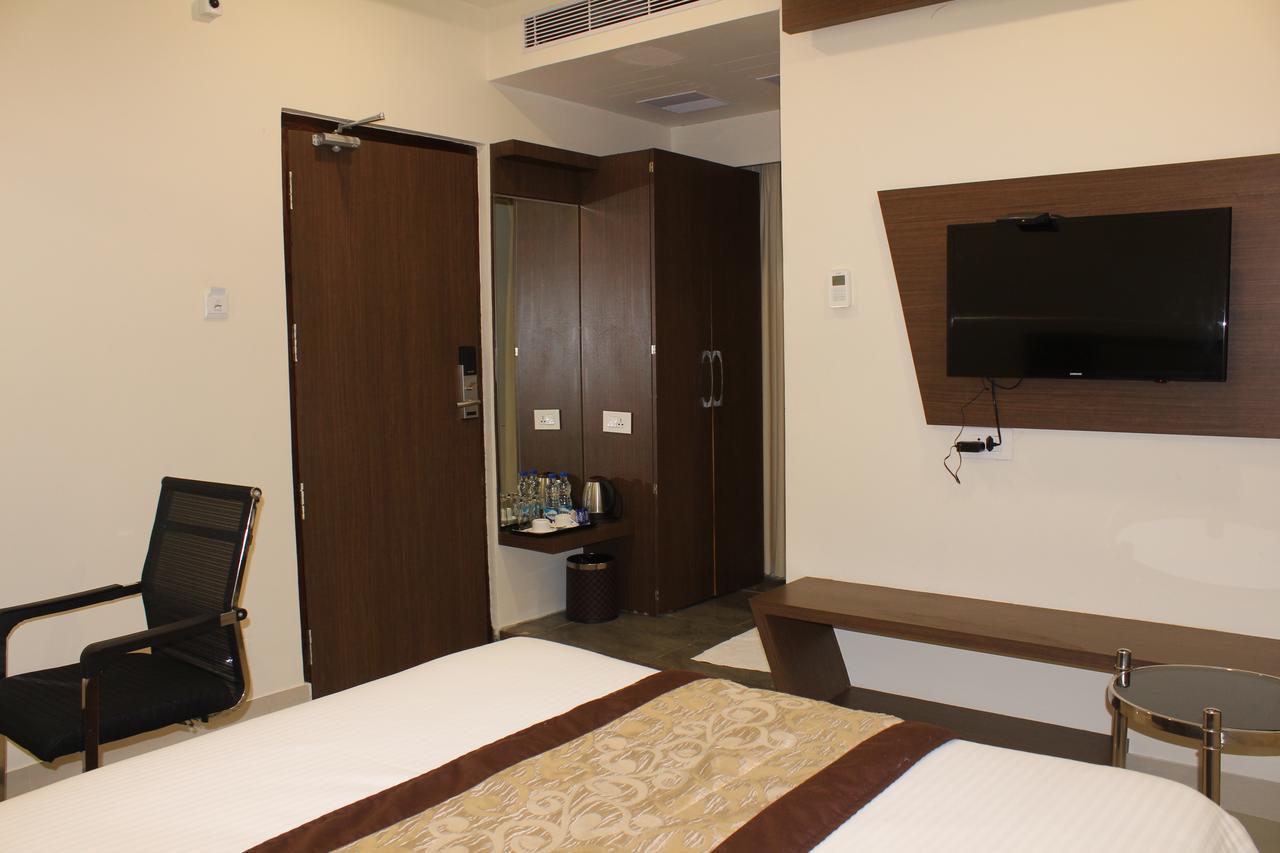 Hotel Grand Gayathri Khammam Экстерьер фото