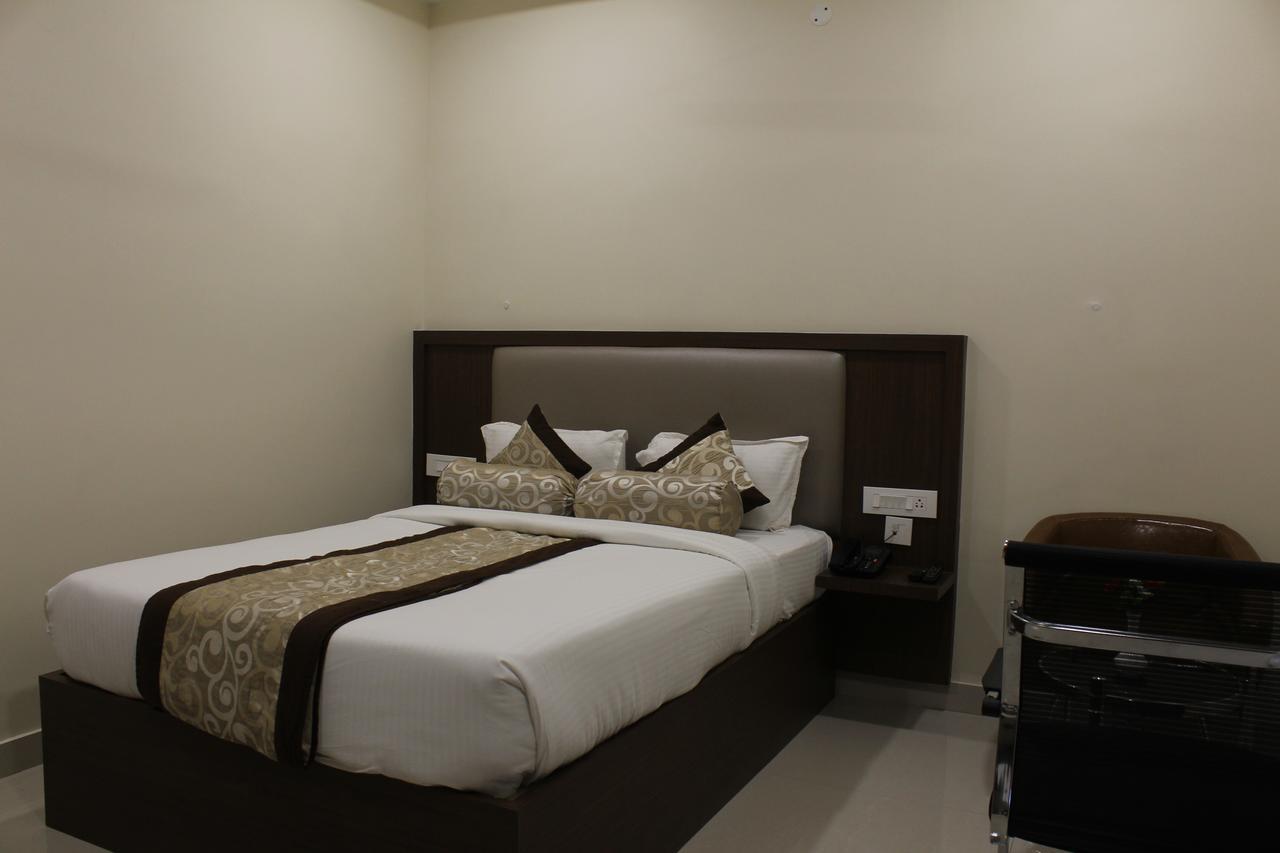 Hotel Grand Gayathri Khammam Экстерьер фото