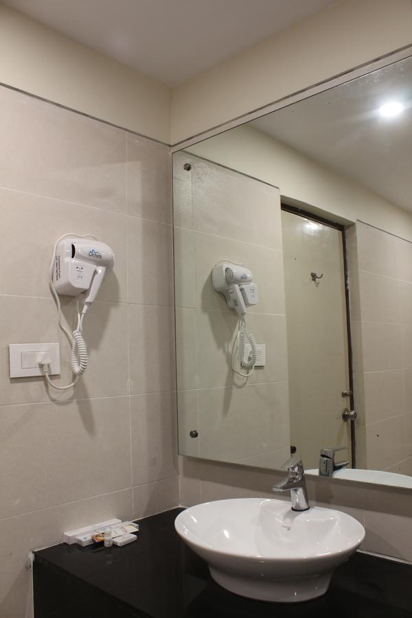 Hotel Grand Gayathri Khammam Экстерьер фото