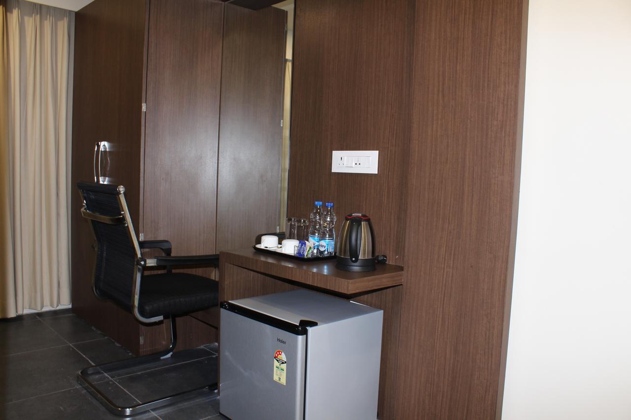 Hotel Grand Gayathri Khammam Экстерьер фото
