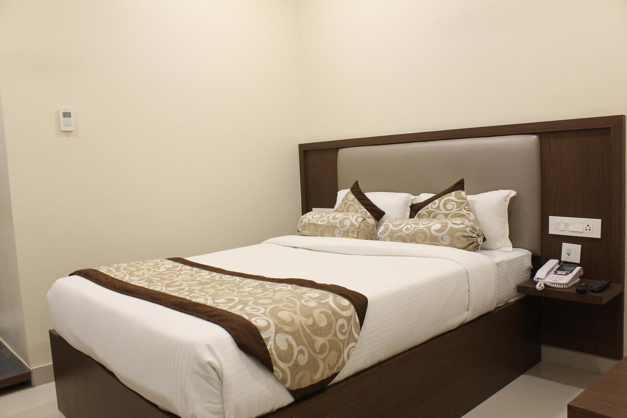 Hotel Grand Gayathri Khammam Экстерьер фото