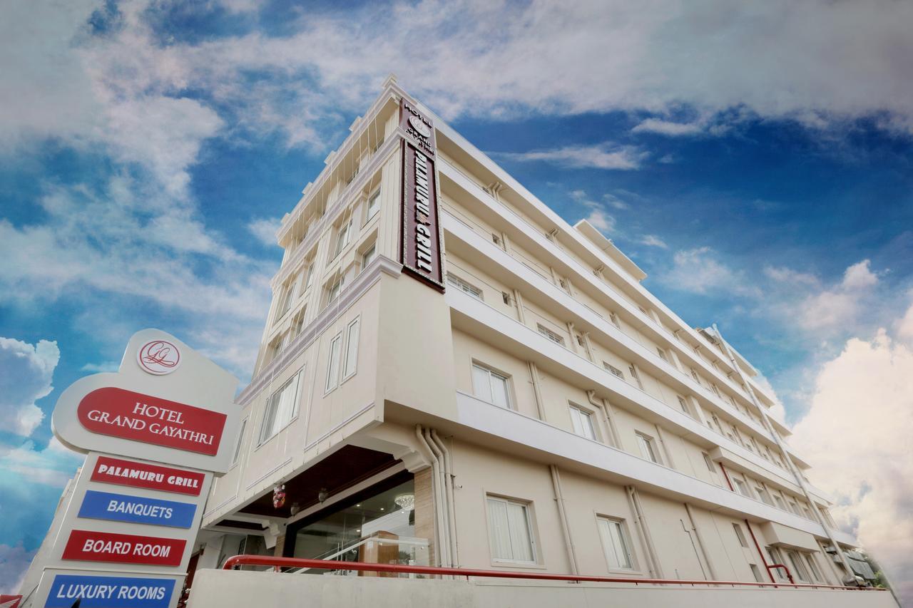 Hotel Grand Gayathri Khammam Экстерьер фото