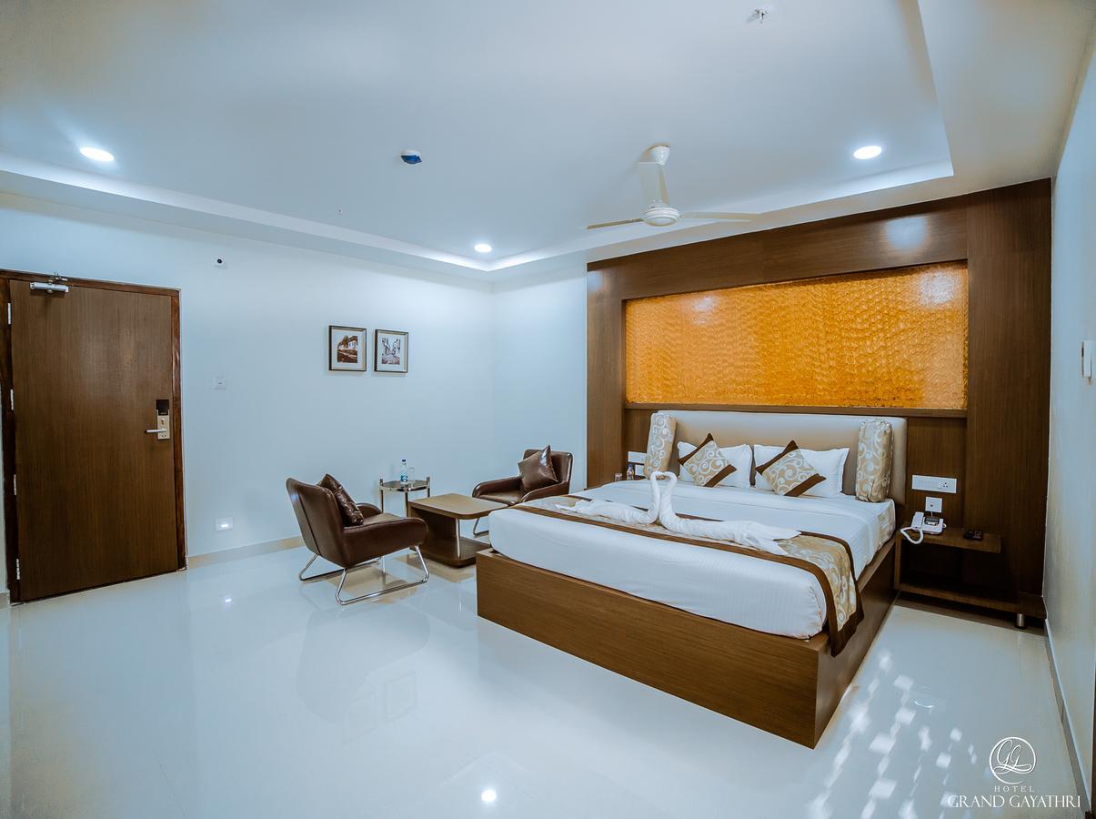 Hotel Grand Gayathri Khammam Экстерьер фото