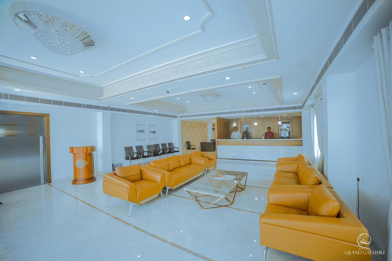 Hotel Grand Gayathri Khammam Экстерьер фото