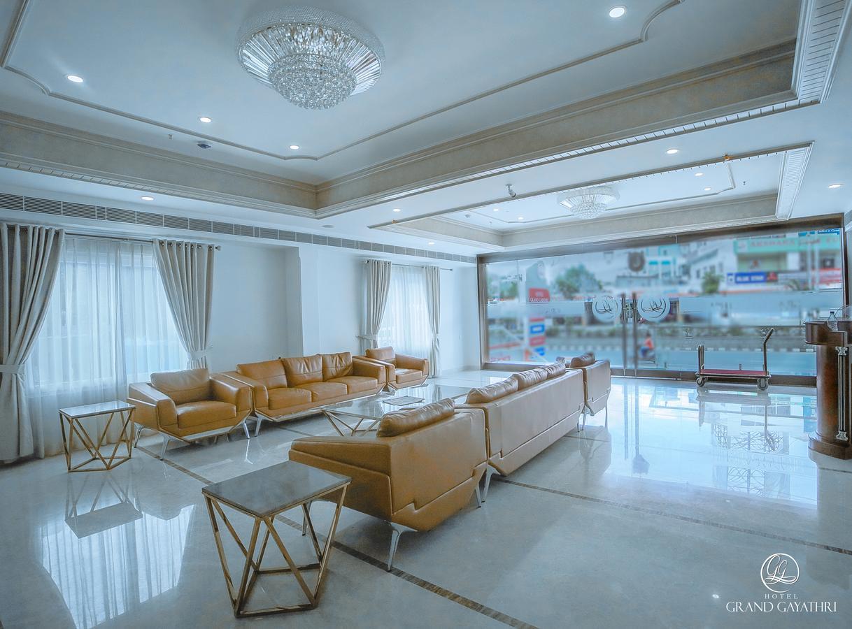 Hotel Grand Gayathri Khammam Экстерьер фото